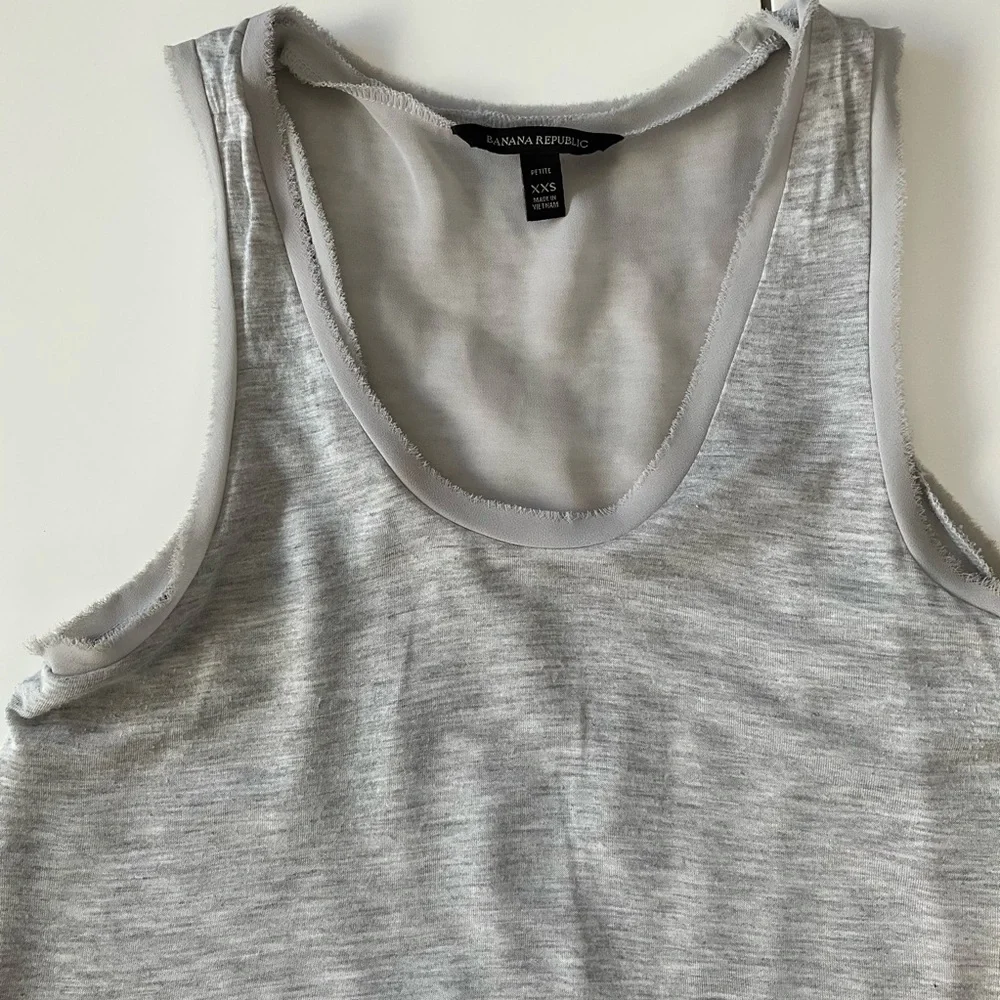 Banana Republic Gray layered sleeveless tank top with scoop neck XXS